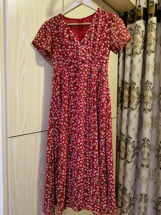 胡楚靓家连衣裙