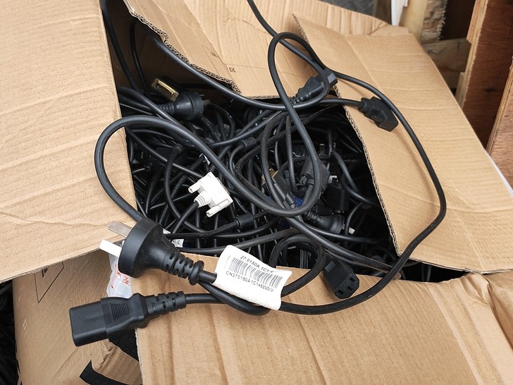 普通220V电源线，VGA数据线