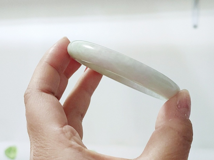 翡翠A货糯种春彩小手镯，圈口57.3，微微...