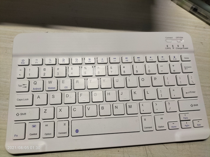 闲置蓝牙键盘。