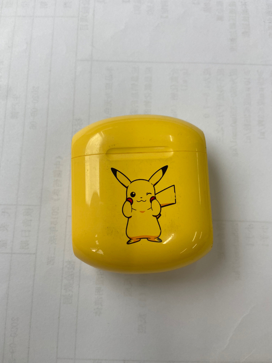 漫步者皮卡丘耳机充电仓，耳机已出，外部有划...