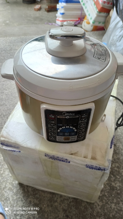 美的PCS5035电压力锅   样机有点破...