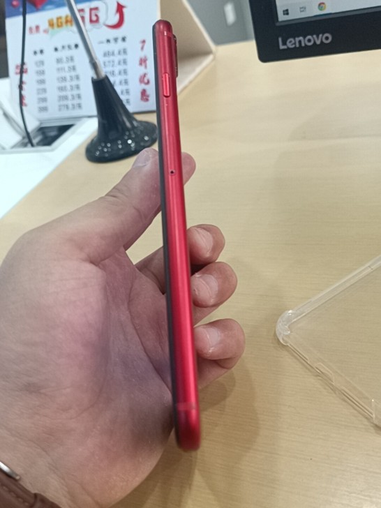 出售一个自用苹果8p游戏机64G的，除了不...