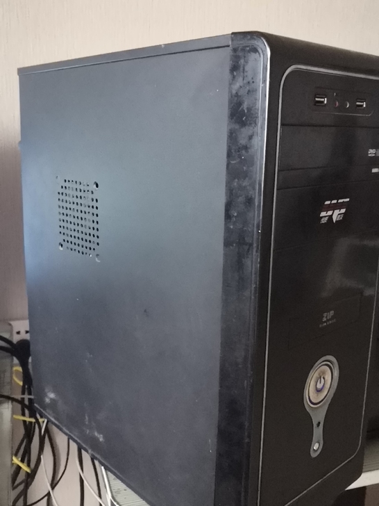 二手电脑主机一台（包含一根电源线加主机主体...