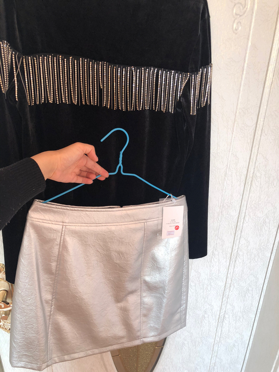 全新,金丝绒钻石穗上衣银色皮质裙子一套50...