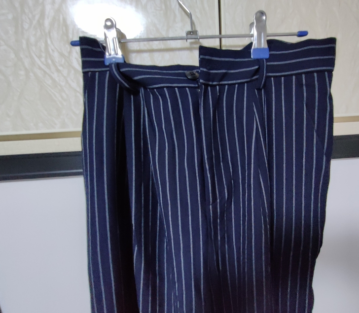 西裤两条宽松薄款。因为号太大了买来仅试穿！...