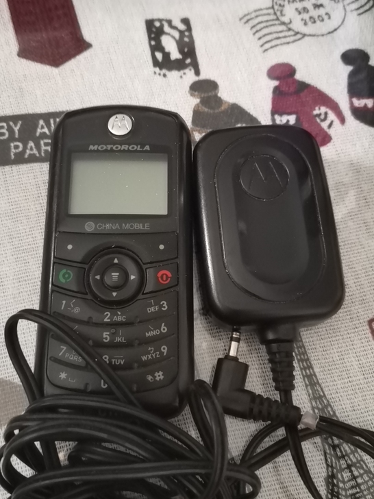 摩托罗拉手机，老年手机，带充电线，七成新