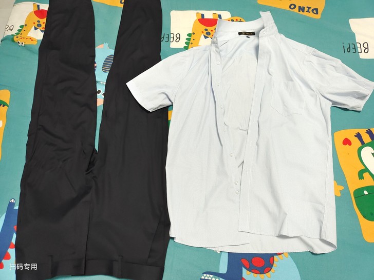 两件三百左右购于商场 裤子面料很舒服 就在...