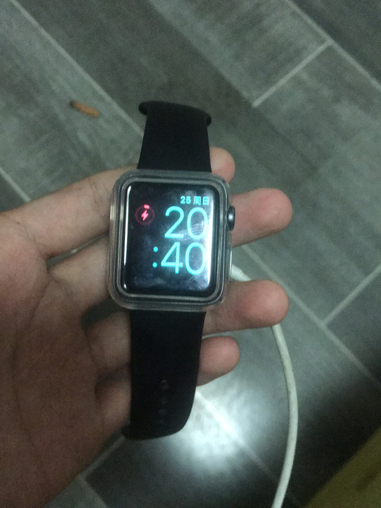 苹果手表使用都正常，正上方有一点磕碰，外边...