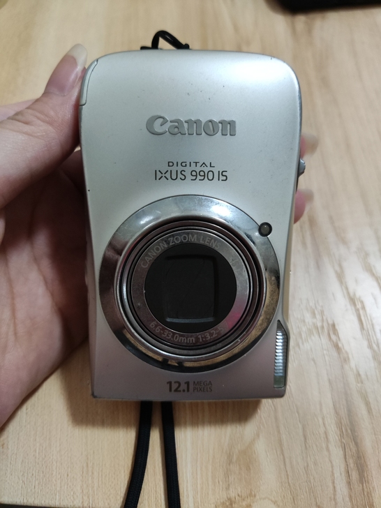 银色佳能ixus990is  数码相机