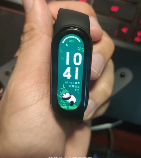小米手环6标准版本，屏幕没有深划痕，成色非...