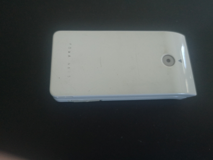 日本带回，翻盖手机，不知道啥品牌，便宜出～