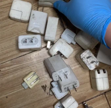 手机充电头打包出售二十来个 什么牌子的都有...