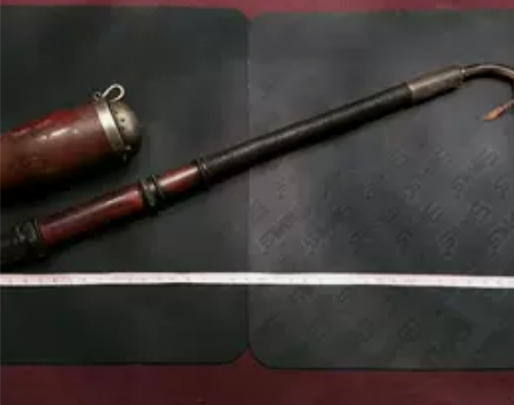 古董烟袋 烟袋锅盖部分系金属，实木部分有雕...