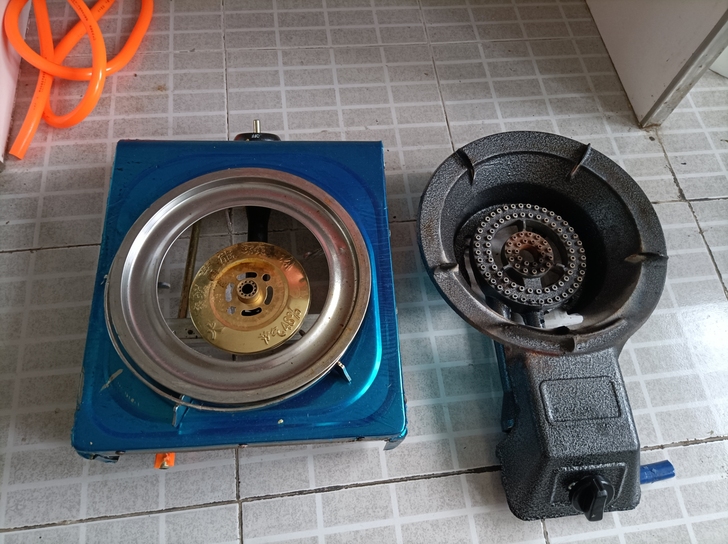 两个液化气灶，一个猛火灶，都是好的，工地上...