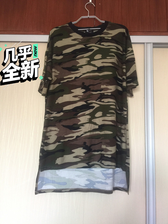 中性风经典迷彩宽松版T恤 肩宽是落肩的 前...
