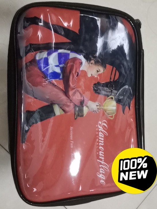 全新  里面可以放化妆刷 空间大 防水 有...