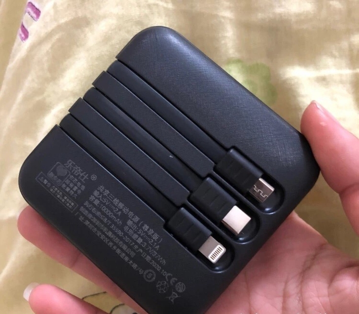 全新大容量通用型自带线充电宝 闲置两个大容...