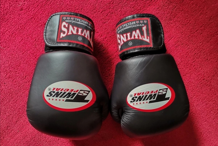 泰国twins拳套拳击泰拳成人女训练专业搏...