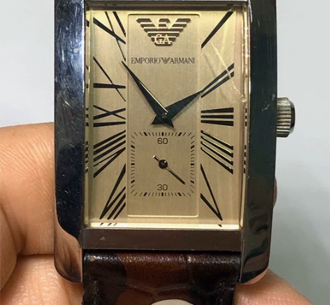阿玛尼方块手表，正品保真，没电了，表壳玻璃...