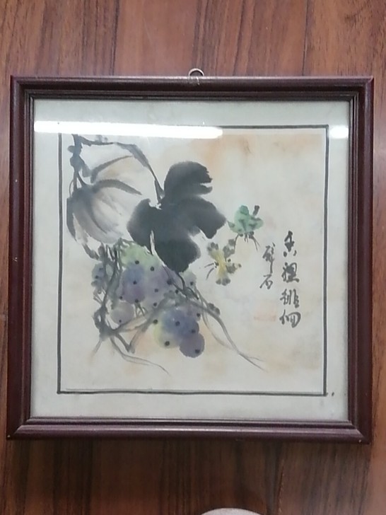 小画框 画的葡萄 蝴蝶 画的还挺好看 ...