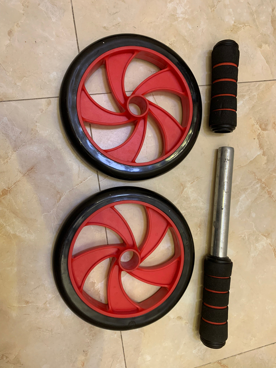 健腹轮，买来从没用过，轮子一点磨痕都没用。...