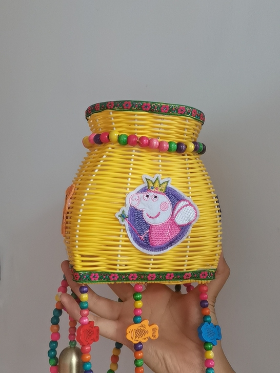花篮包，小巧可爱可以放置小物品。下面风铃有...