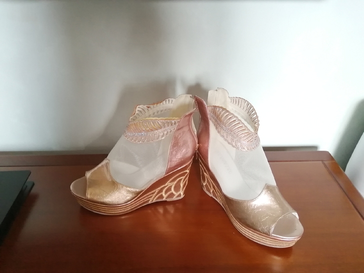 坡跟真皮网纱鞋，结婚穿了一次，99新，包邮...