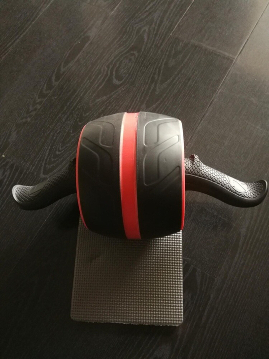 朋友的健身房不干了，还有一些全新的健腹轮处...