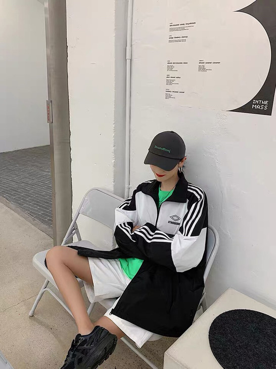 黑白色运动防风衣，滑滑的面料S码，就是宽宽...