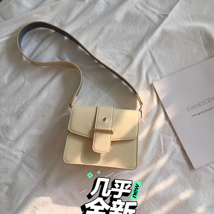 奶黄色的包包 超级可爱 可斜挎可单肩