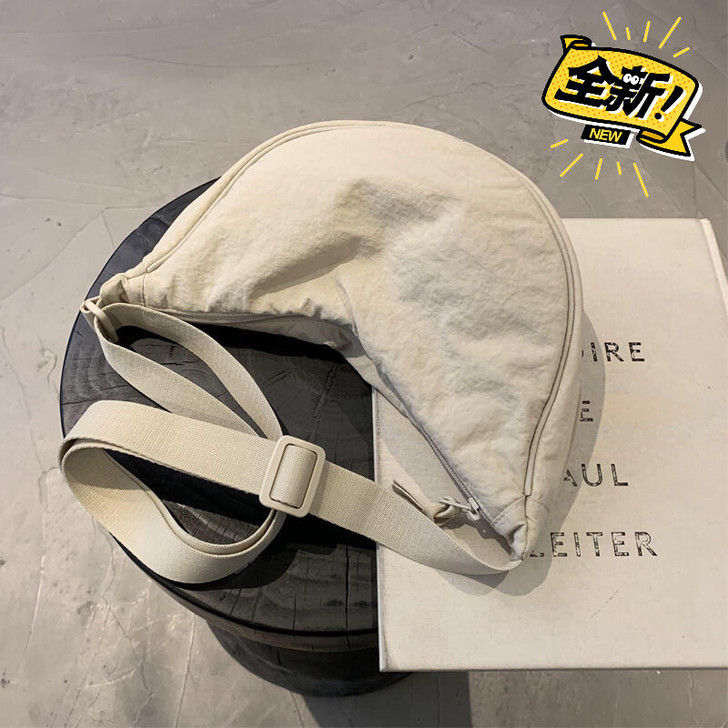 试衣间同款女斜挎包学生新款单肩包尼龙饺子包...