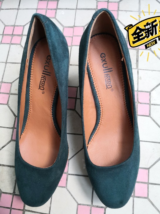 全新！！！依思Q坡跟女鞋。全新36码，鞋跟高6㎝左右，。商场