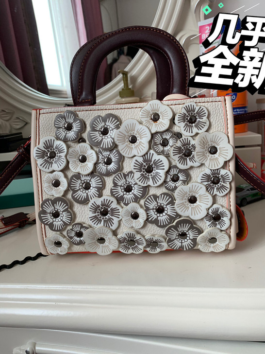 几乎全新的小包包,很精致,可斜挎可手提,当...