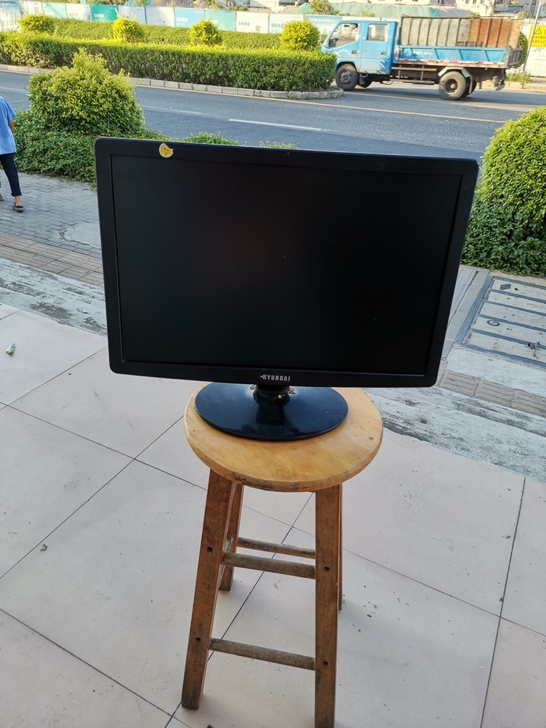 HYUNDAI现代显示器19寸LED液晶显...