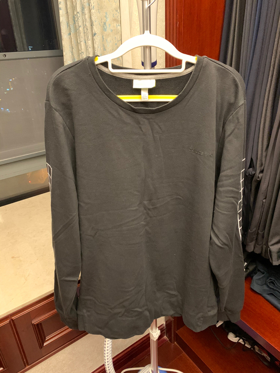 adidas黑色长袖T恤，XL码，儿子穿小...