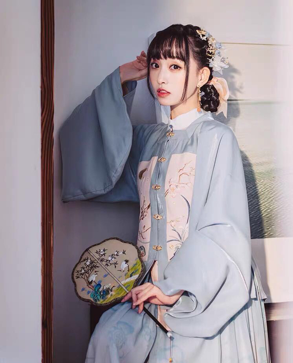 十三余 小豆蔻儿[玉琴清夜]印花方领补子袄...