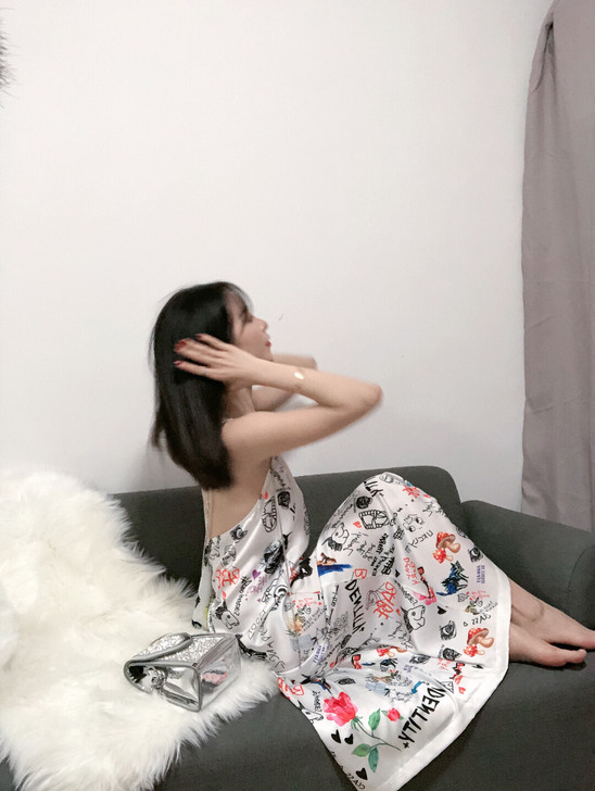 涂鸦露背吊带连衣裙