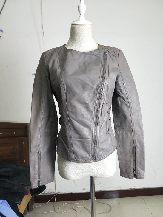 女士真皮皮衣一件，八成新，轻微使用痕迹