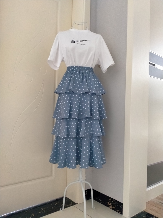蓝色波点蛋糕裙,雪纺面料,全新仅试穿,弹力...