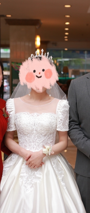 颐芳姿  缎面大拖尾镂空婚纱