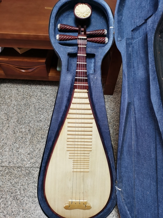 琵琶  中高档琵琶，材质红花梨木整背，原木...