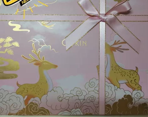 全新卡婷彩妆套装。内含一个粉饼，两只唇釉，...