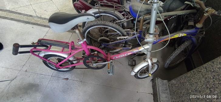 小朋友初学自行车，童车，前后轮外胎都有裂开...