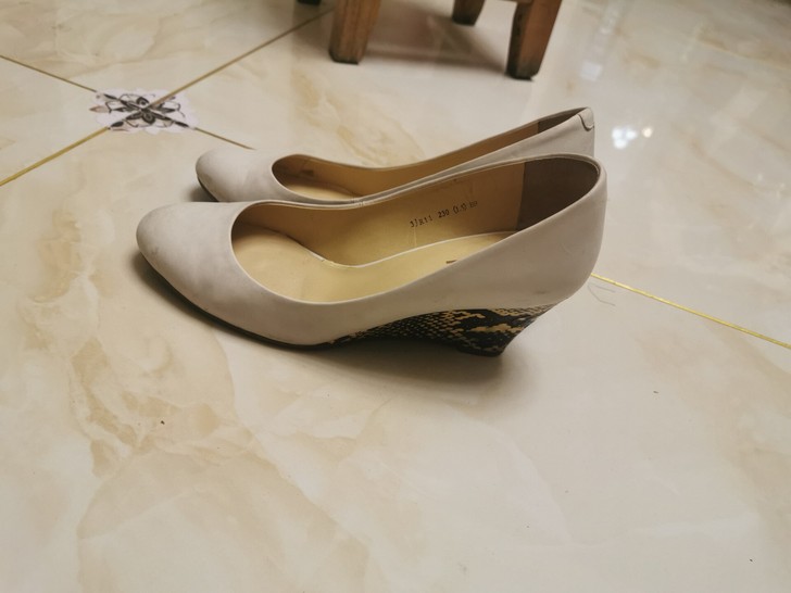 百丽皮鞋，全皮，9新，36码，跟高5厘米左...