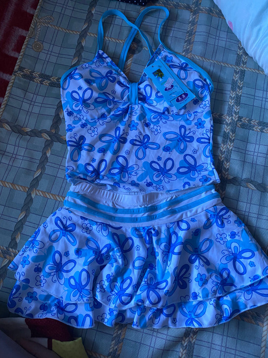 泳衣全新，带吊牌，适合100斤以内，购于实...