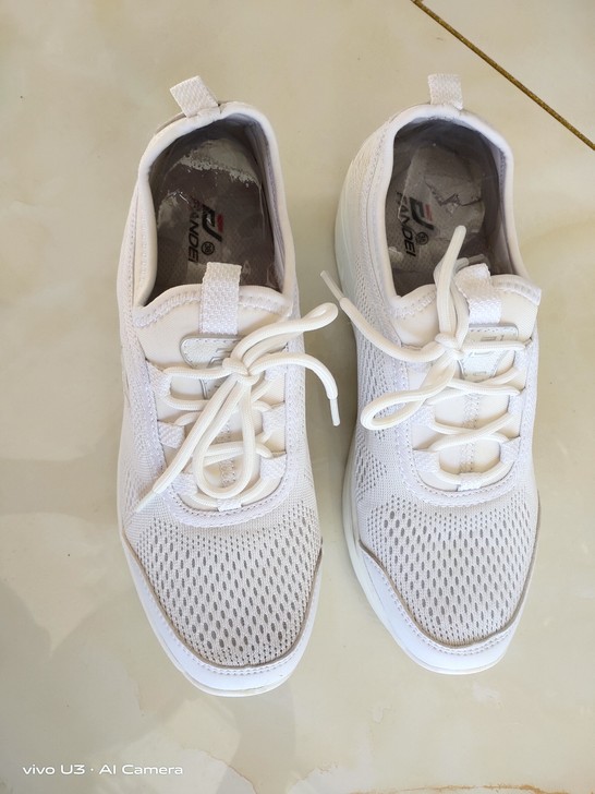 夏季透气女鞋，38码，尺码正，9成新。坡跟...