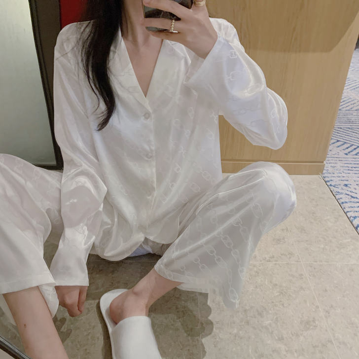 九成新！燕蔓风情 睡衣一套