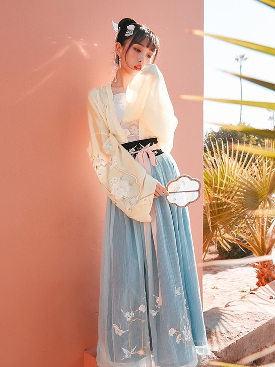 扑蝶会 S码 十三余 小豆蔻儿 对襟上襦刺...