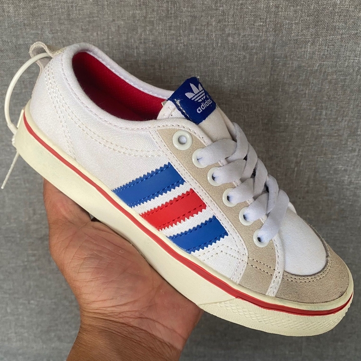 阿迪达斯三叶草